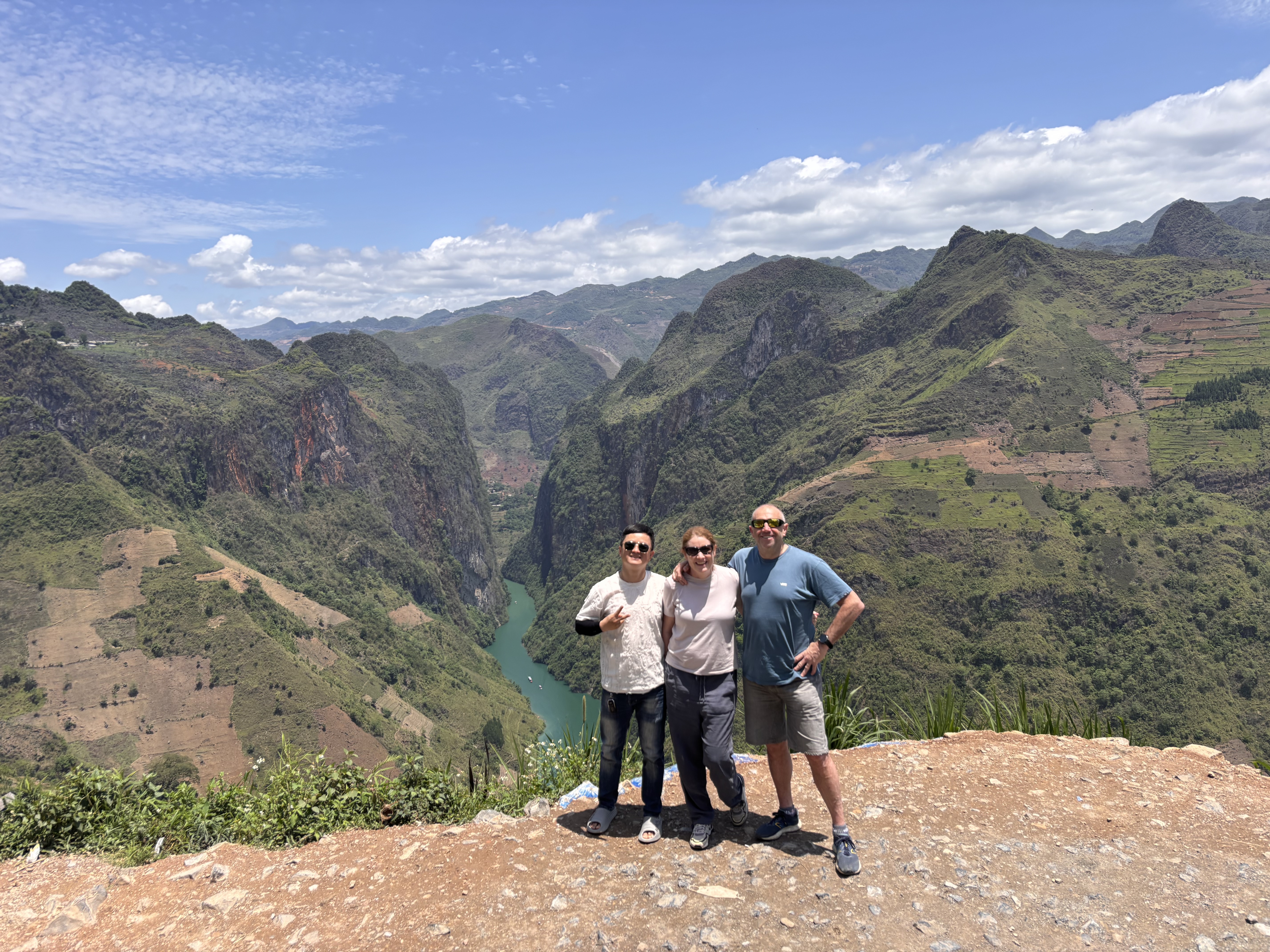 Ha Gaing Loop – Ma Pi Leng Pass&nbsp;and an early morning waterfall